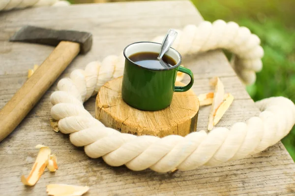 Tasse de thé metall sur table en bois — Photo