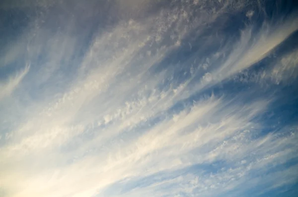 Blå molnig himmel med moln ovanliga former. Naturen sammansättning. — Stockfoto