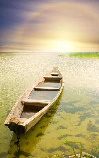 Boot an Küste gegen Untergang. — Stockfoto