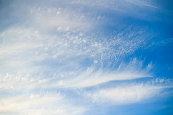 Blauer bewölkter Himmel — Stockfoto