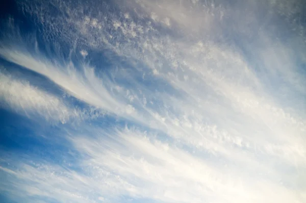Bulutlu gökyüzü mavi — Stok fotoğraf