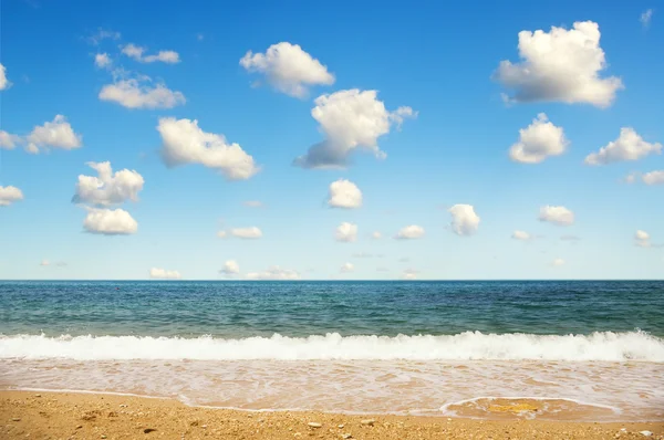 Playa de verano sobre el paisaje marino — Foto de Stock