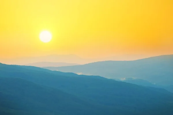 日没に山の風景 — ストック写真