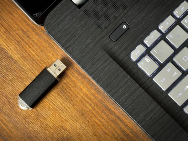 Memoria flash USB e laptop — Foto Stock