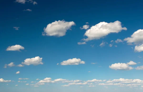 Witte wolken op blauw — Stockfoto