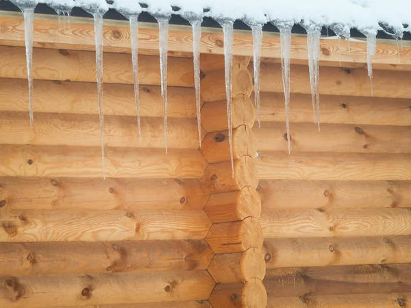 Casa de madera en invierno con carámbanos . — Foto de Stock