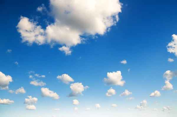 Céu azul com nuvens — Fotografia de Stock