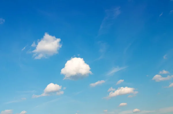 Mavi gökyüzünde beyaz bulutlar — Stok fotoğraf