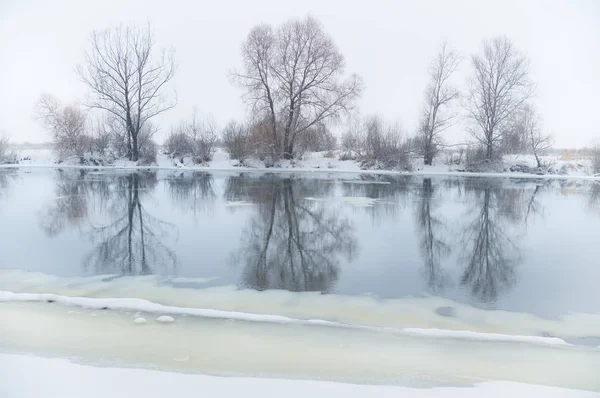 Inverno paesaggio fluviale — Foto Stock