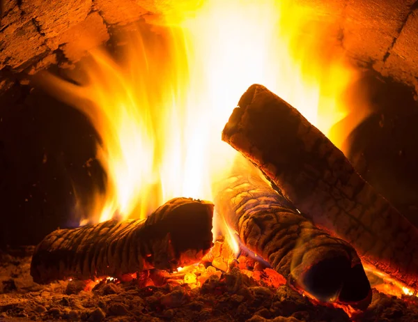 Quemar fuego en la chimenea . — Foto de Stock