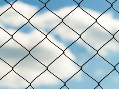 gökyüzü arka plan üzerinde metal mesh