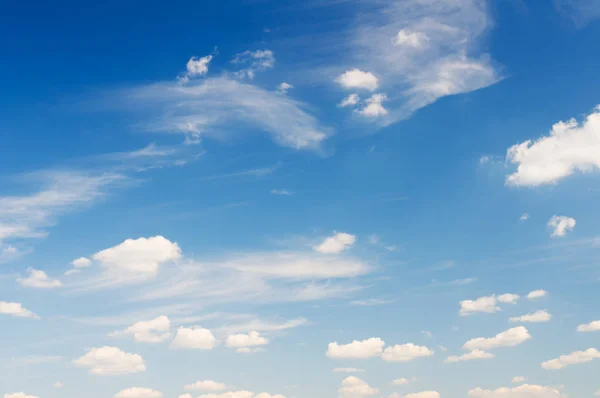 Nuvens brancas no céu azul — Fotografia de Stock