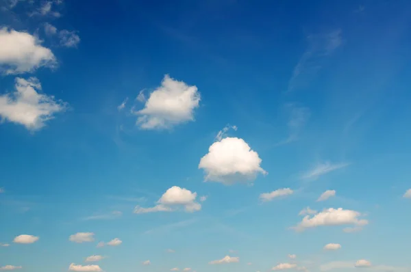 Witte wolken op zomer blauwe hemel — Stockfoto