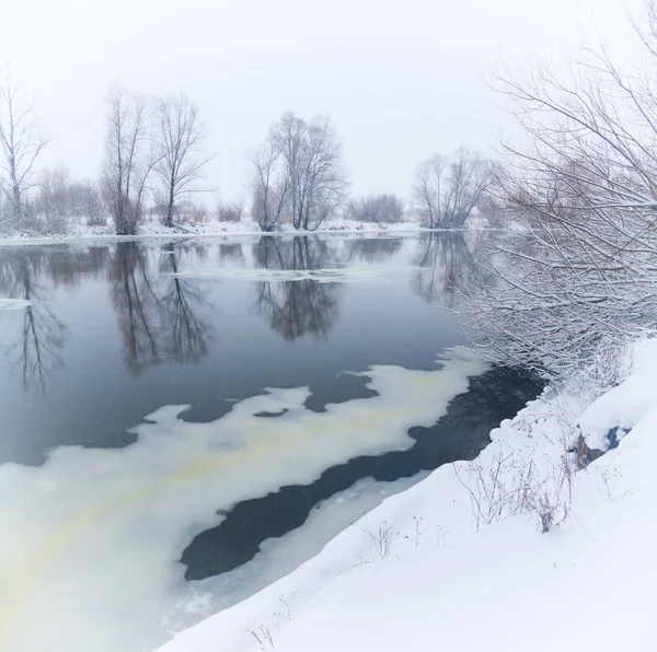 Inverno paesaggio fluviale — Foto Stock