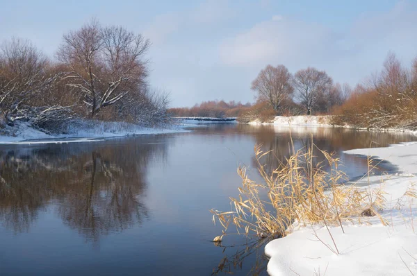 Inverno paisagem fluvial — Fotografia de Stock