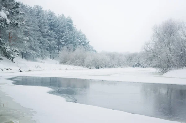 Inverno paisagem fluvial — Fotografia de Stock