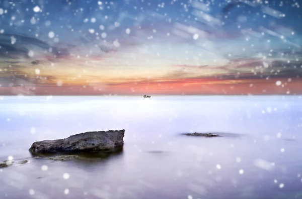 Zima na morze o zachodzie słońca. Kompozycja Natura. — Zdjęcie stockowe