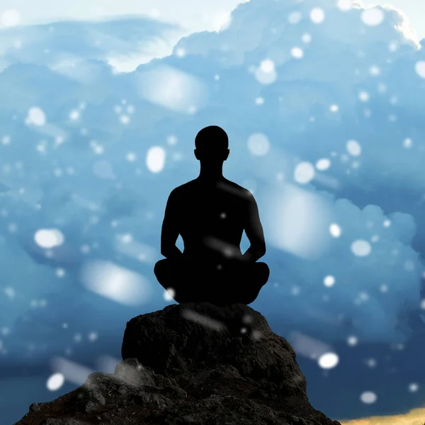 Silhouet van een man die mediteren in de lotuspositie — Stockfoto