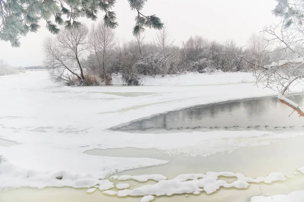 겨울 강입니다. 자연 구성. — 스톡 사진