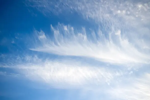 Cielo azul con suaves nubes de fondo. Composición natural . —  Fotos de Stock