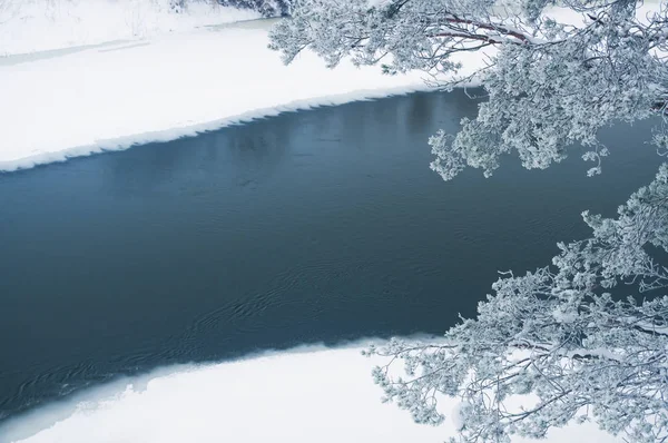 Winter Fluss.Natur Zusammensetzung. — Stockfoto