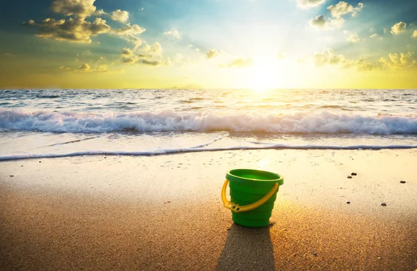 Zonsondergang op het strand van de zomer. — Stockfoto