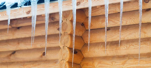 冰冻的木房子 — 图库照片