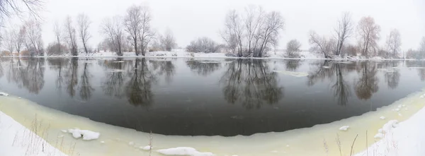 Winter Fluss. Natur Zusammensetzung. — Stockfoto