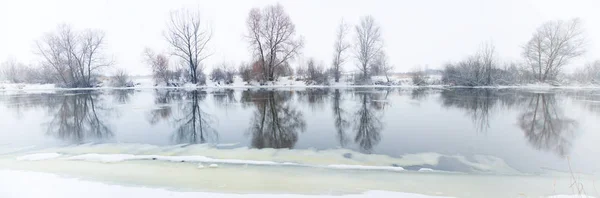 Зимова річка. Склад природи . — стокове фото