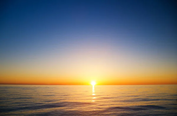 Zonsondergang in zee. Samenstelling van de natuur. — Stockfoto