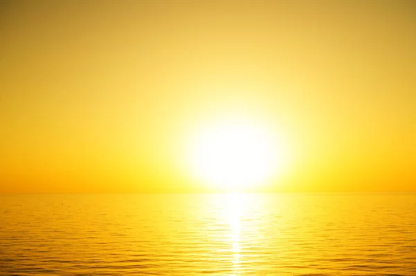 De zon in te stellen over de horizon van de zee — Stockfoto