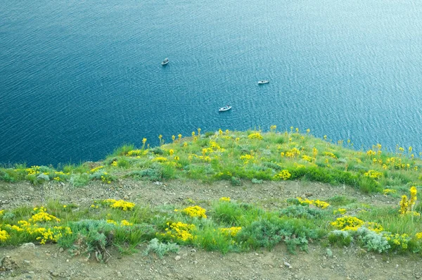 Barca con pescatori in mare.Natura composizione . — Foto Stock