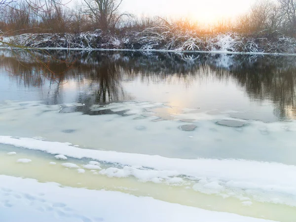 Зимняя река. Состав природы . — стоковое фото