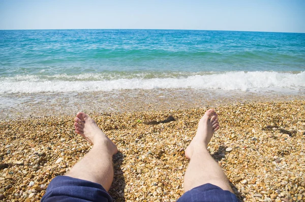 Männerfüße am Strand — Stockfoto