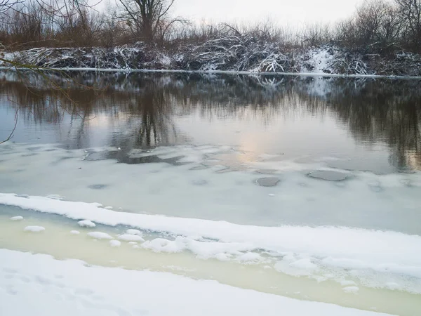 Téli folyó. Természet összetétele. — Stock Fotó