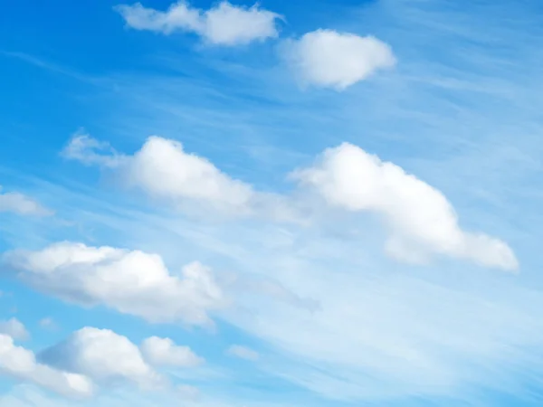 Blå himmel med moln. Naturen sammansättning. — Stockfoto