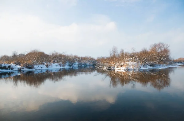 Zimní řeka. Přírodní složení. — Stock fotografie
