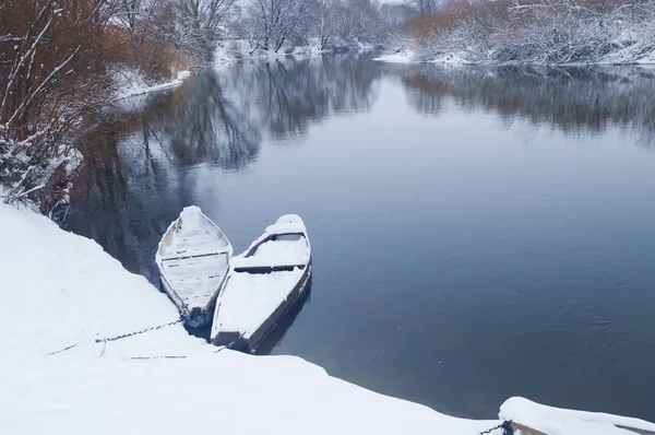 Winter rivier. Samenstelling van de natuur. — Stockfoto