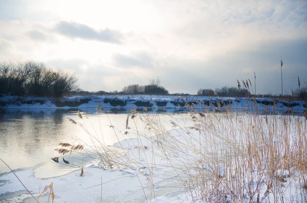 Vinter river. Naturen sammansättning. — Stockfoto