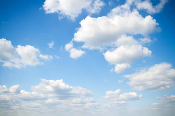 Nubes blancas sobre fondo azul del cielo —  Fotos de Stock