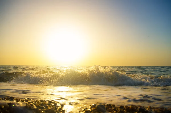 Zonsondergang op het strand in de zomer. — Stockfoto