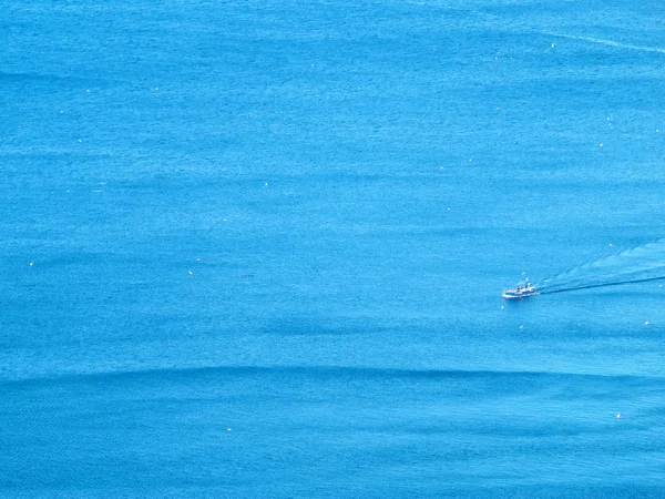 Piccola barca sul mare — Foto Stock