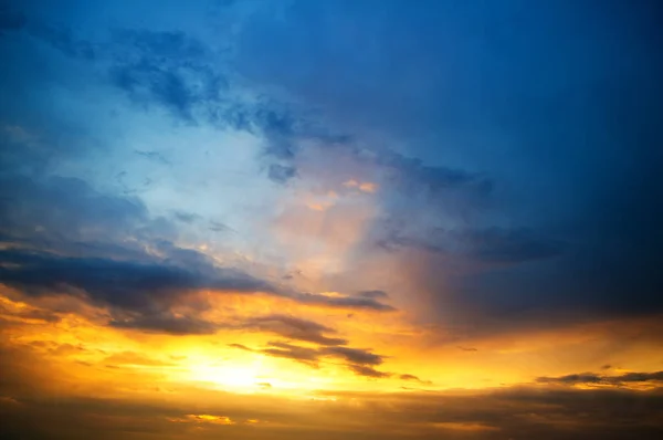 Dramatischer Himmel bei Sonnenuntergang — Stockfoto