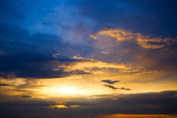 Storm wolken op zonsondergang. — Stockfoto