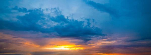 Herrliche Gewitterwolken bei Sonnenuntergang — Stockfoto