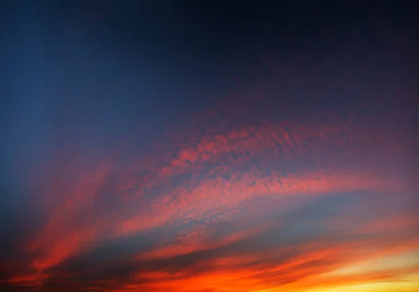 Himmlische Landschaft in der untergehenden Sonne — Stockfoto