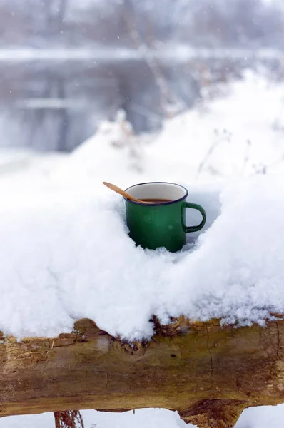 Heißer Tee im kalten Winter — Stockfoto