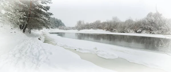 Paysage fluvial hivernal — Photo