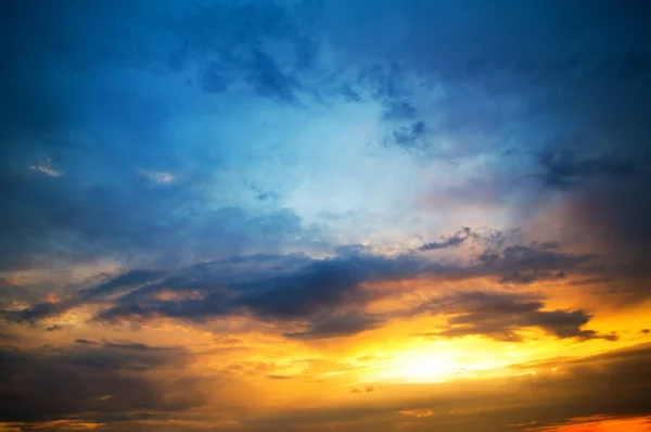 Gewitterwolken am Sonnenuntergang. — Stockfoto