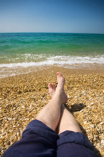 Männliche Füße am Strand — Stockfoto